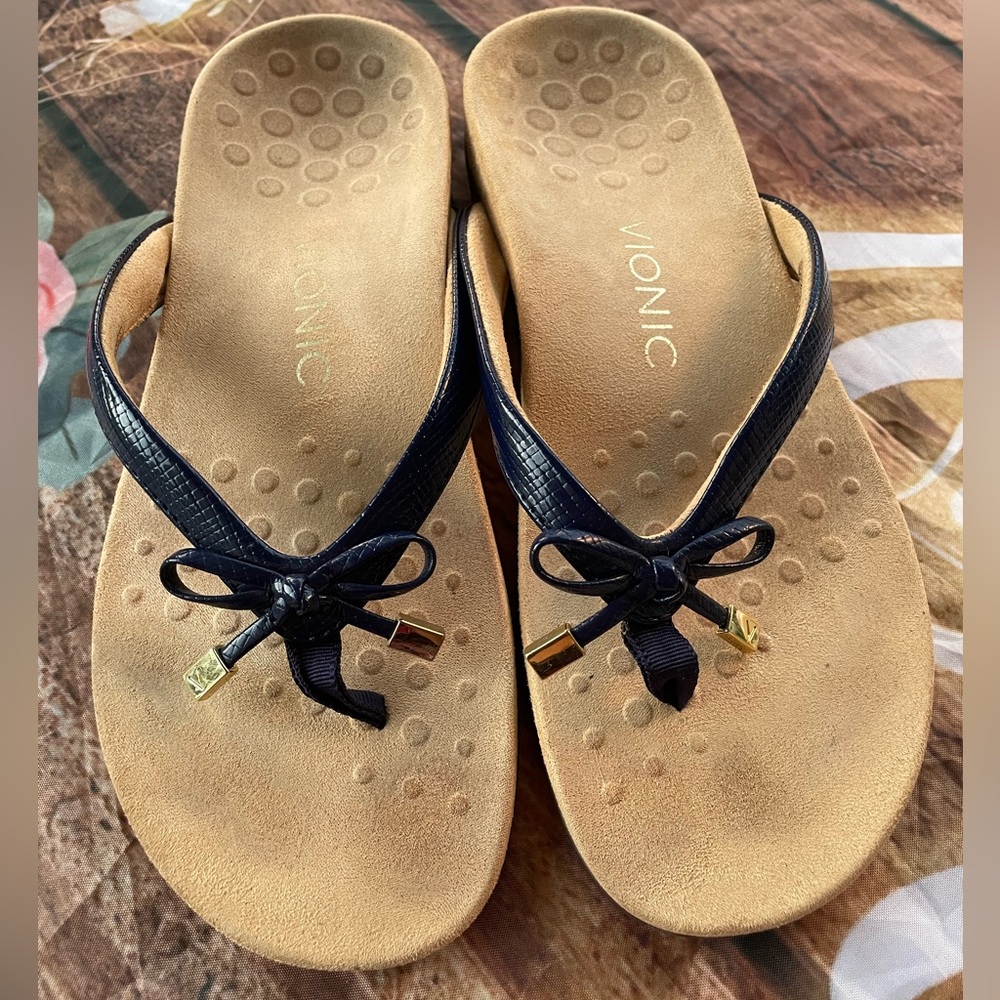 Vionic Women's Black and Tan Sandals